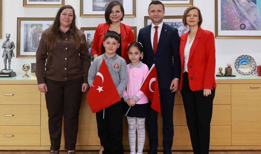Karabağlar Belediye Başkanı Helil Kınay, 23 Nisan’da yaklaşık 100 öğrenciyi