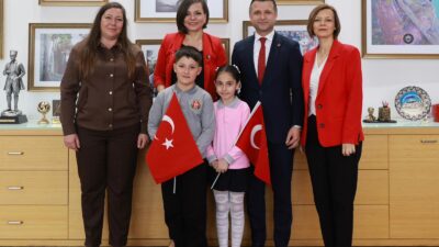 Karabağlar Belediye Başkanı Helil Kınay, 23 Nisan’da yaklaşık 100 öğrenciyi