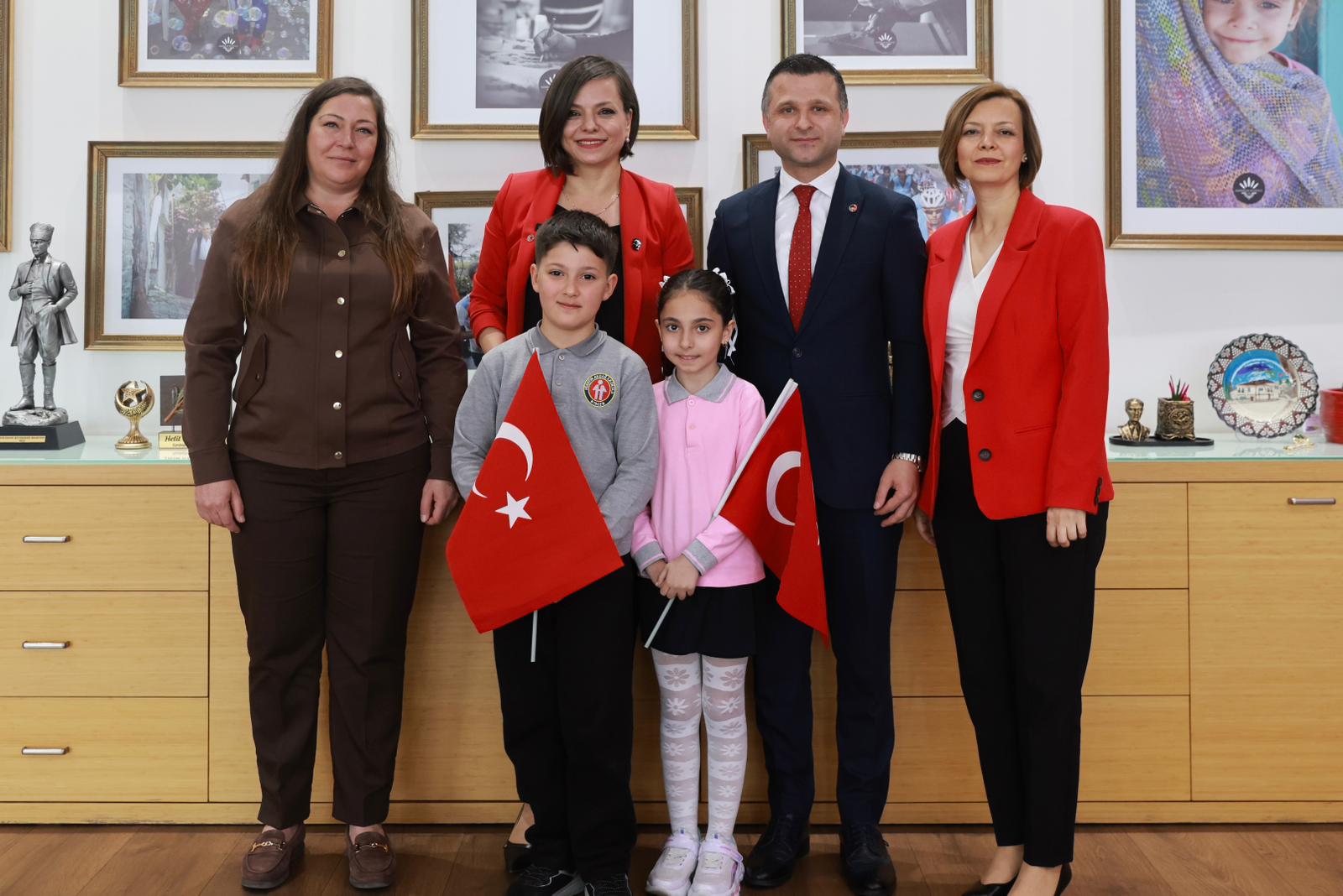 Karabağlar Belediye Başkanı Helil Kınay, 23 Nisan’da yaklaşık 100 öğrenciyi