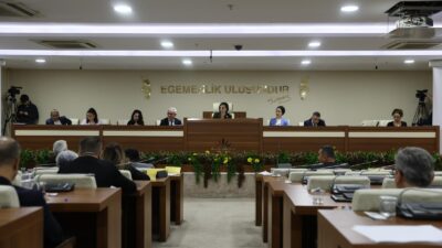 Karabağlar Meclisi’nde dikkat çeken açıklamalar! Başkan Helil Kınay’dan demokrasi, sorumluluk