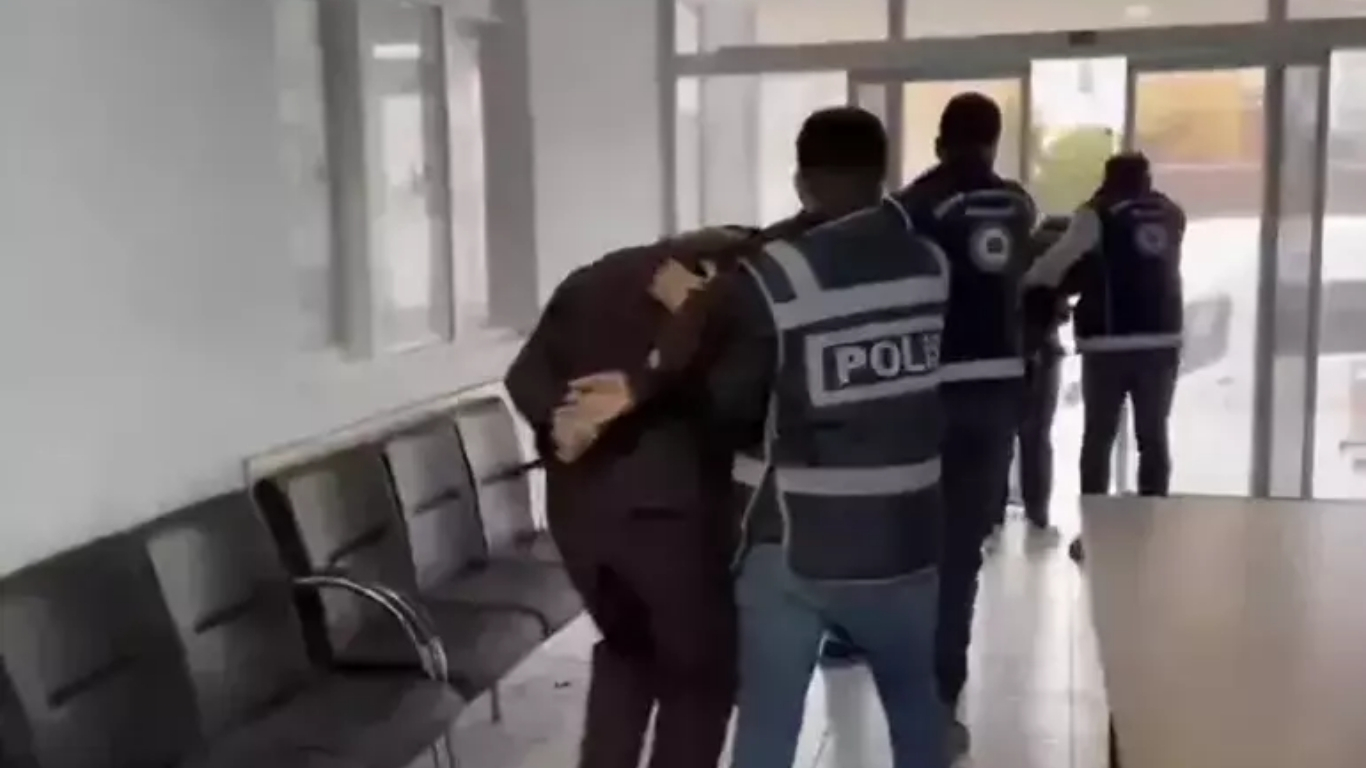 Hatay genelinde düzenlenen operasyonlarda 8 araçta 52 düzensiz göçmen yakalandı,