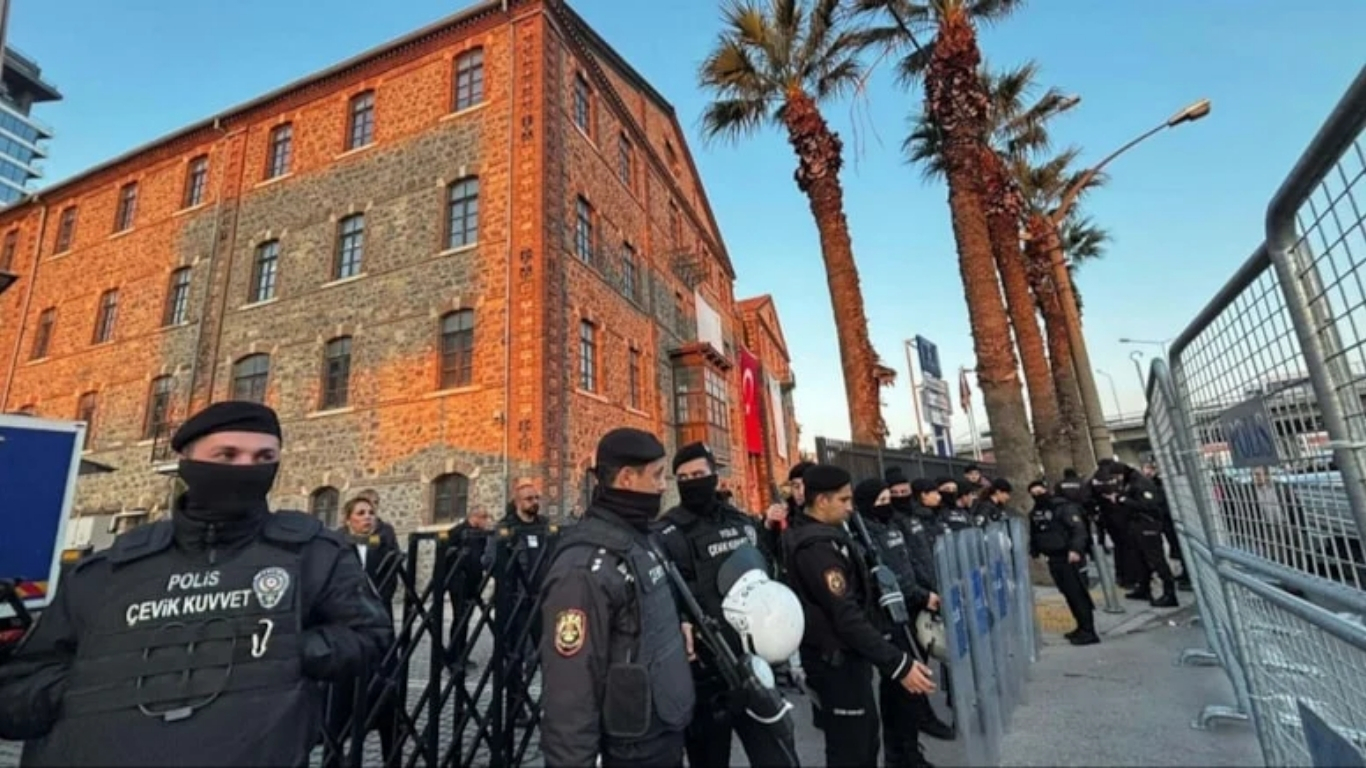 İzmir’de Meslek Fabrikası önündeki direniş sürerken, CHP Ankara Milletvekili Umut
