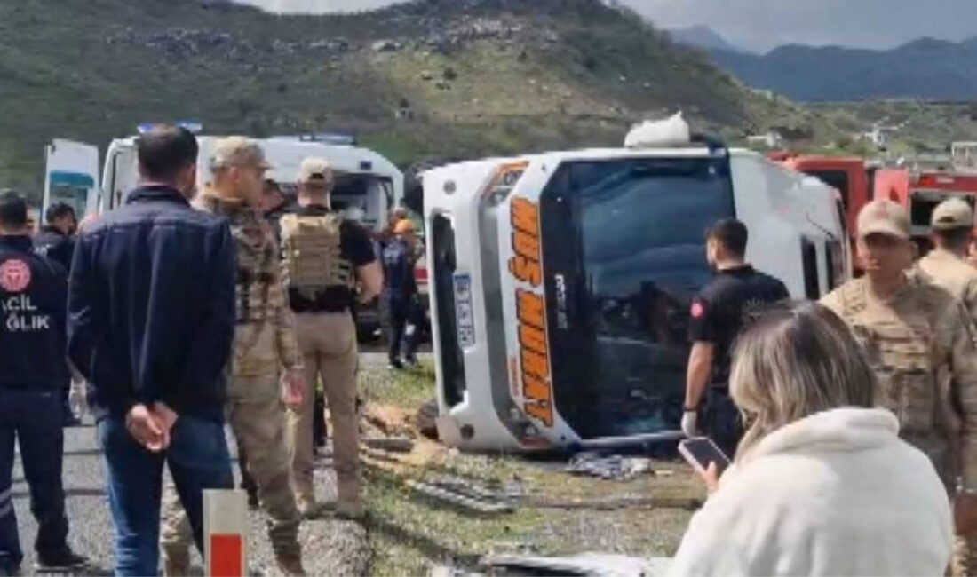 Son dakika haberi... Diyarbakır-Bingöl kara yolunda yolcu midibüsünün devrilmesi sonucu
