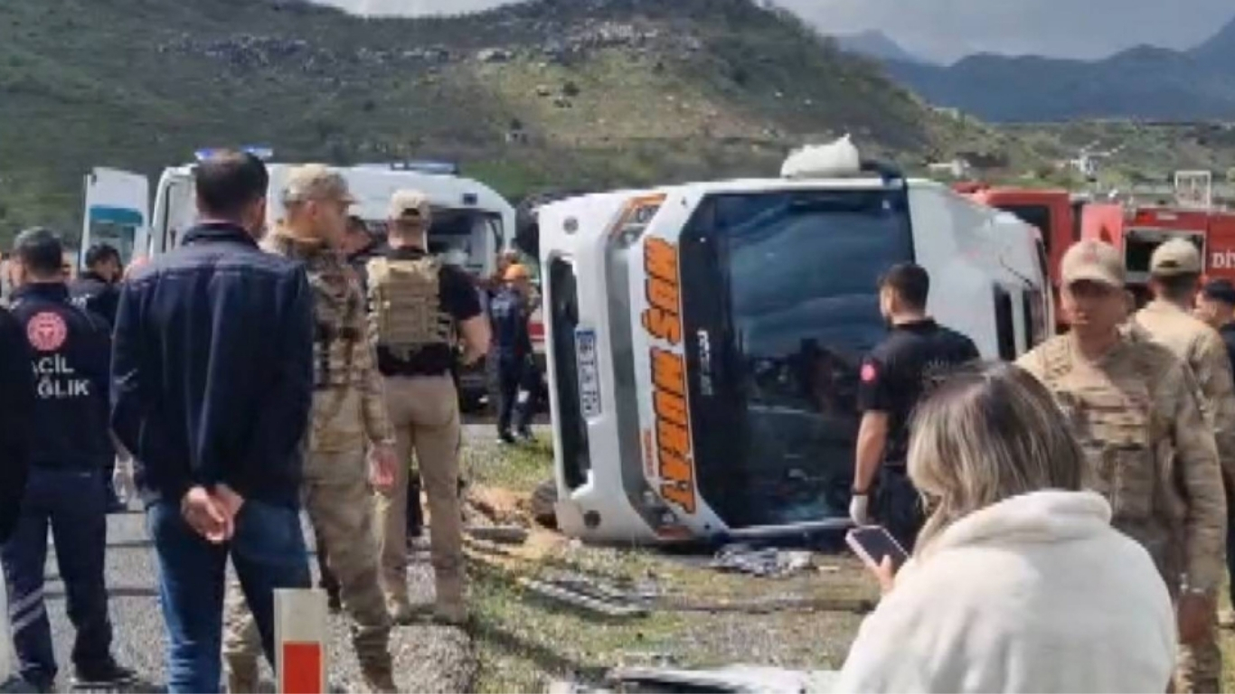 Son dakika haberi... Diyarbakır-Bingöl kara yolunda yolcu midibüsünün devrilmesi sonucu