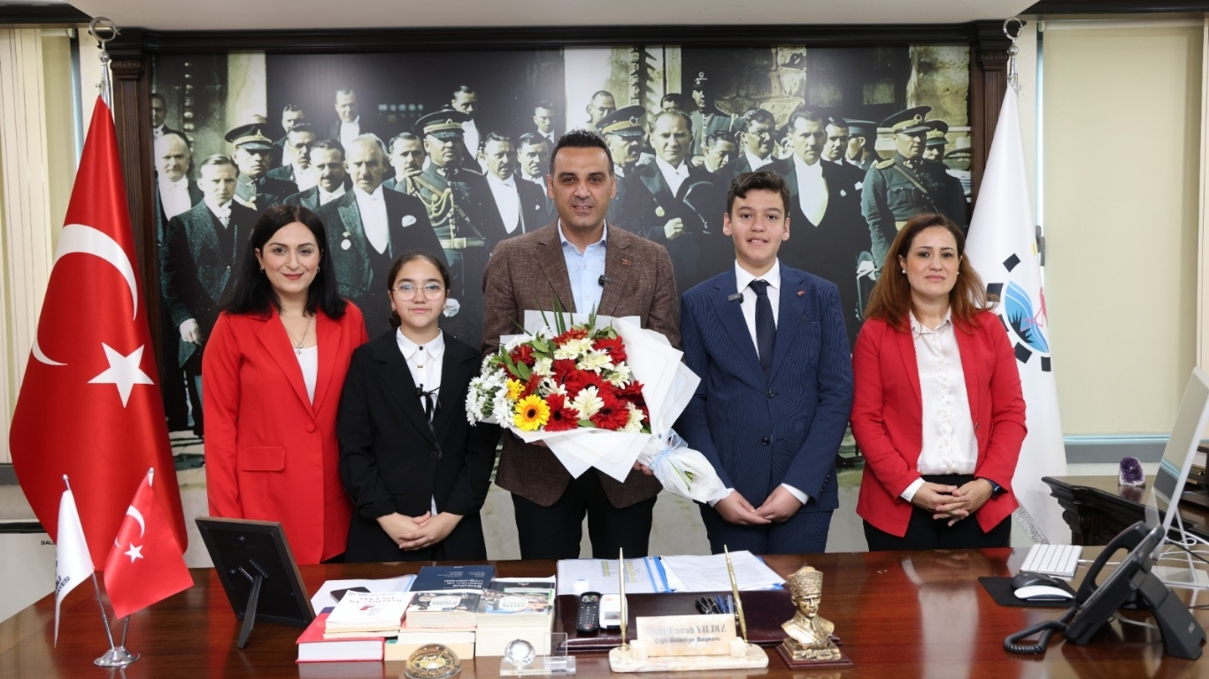 Çiğli Belediye Başkanı Onur Emrah Yıldız, 23 Nisan kapsamında başkanlık
