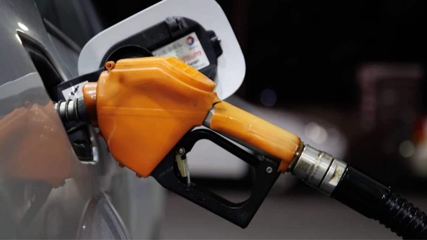 Akaryakıt fiyatlarına yeni zam geliyor! Sektör kaynakları, motorine gece yarısından