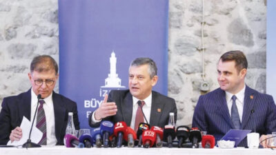Özgür Özel, İzmir’de Roman yurttaşlarla buluştuğu programda parlamentoda temsil eksikliğine