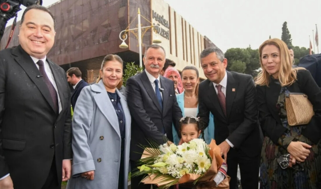 Manisa Yunusemre’de onlarca proje toplu açılışla hizmete girerken, Özgür Özel