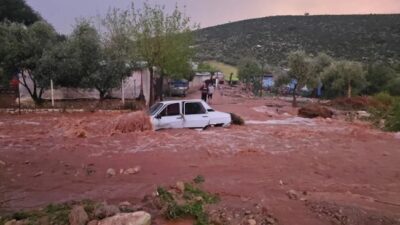 Adana’nın Kozan ilçesinde aniden bastıran sağanak yağmur sele neden oldu.