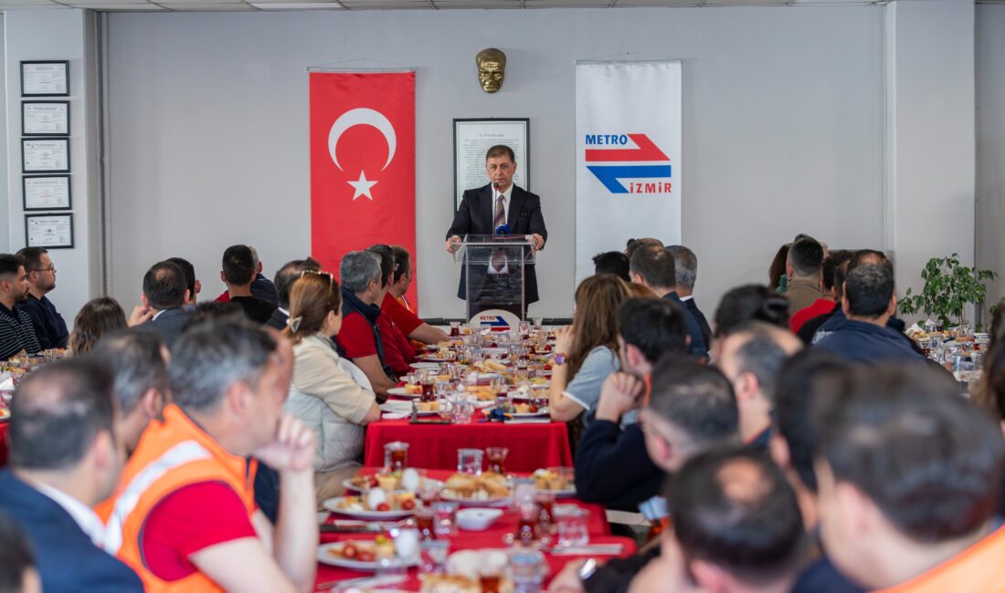 İzmir Büyükşehir Belediye Başkanı Dr. Cemil Tugay, mesaiye İzmir Metrosu’nun