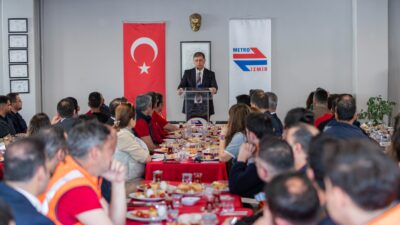 İzmir Büyükşehir Belediye Başkanı Dr. Cemil Tugay, mesaiye İzmir Metrosu’nun