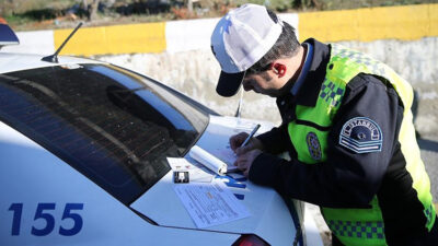 Yeni düzenlemeyle birlikte araçlarda bulunması gereken zorunlu malzemelerin kapsamı genişletildi.