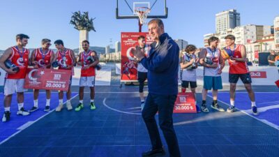 İzmir Büyükşehir Belediyesi'nin Alsancak Gündoğdu Meydanı'nda ilk kez düzenlediği 3X3