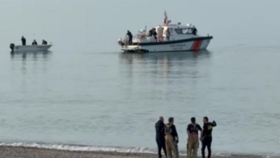 İstanbul Çatalca’da 2 kişi, denize açıldıkları jet skinin üzerinden düştü.