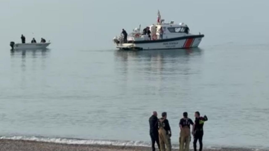 İstanbul Çatalca’da 2 kişi, denize açıldıkları jet skinin üzerinden düştü.