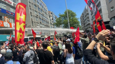 Özgür Özel'in İzmir Cumhuriyet Meydanı'nda yapmayı planladığı miting alanının girişleri