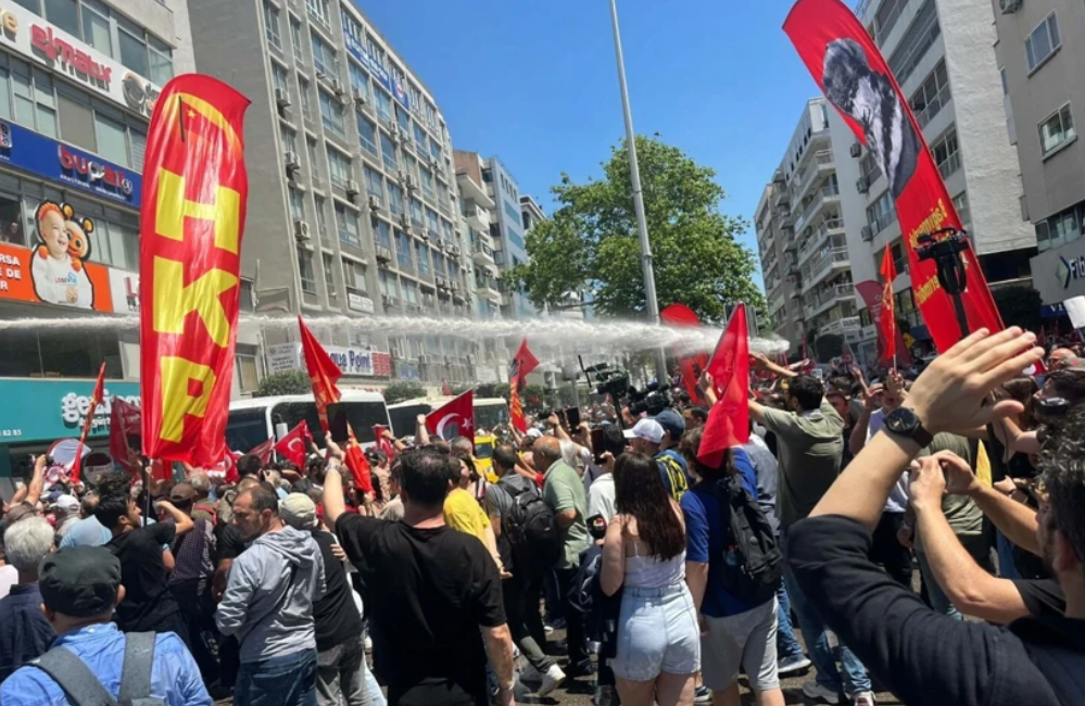 Özgür Özel'in İzmir Cumhuriyet Meydanı'nda yapmayı planladığı miting alanının girişleri