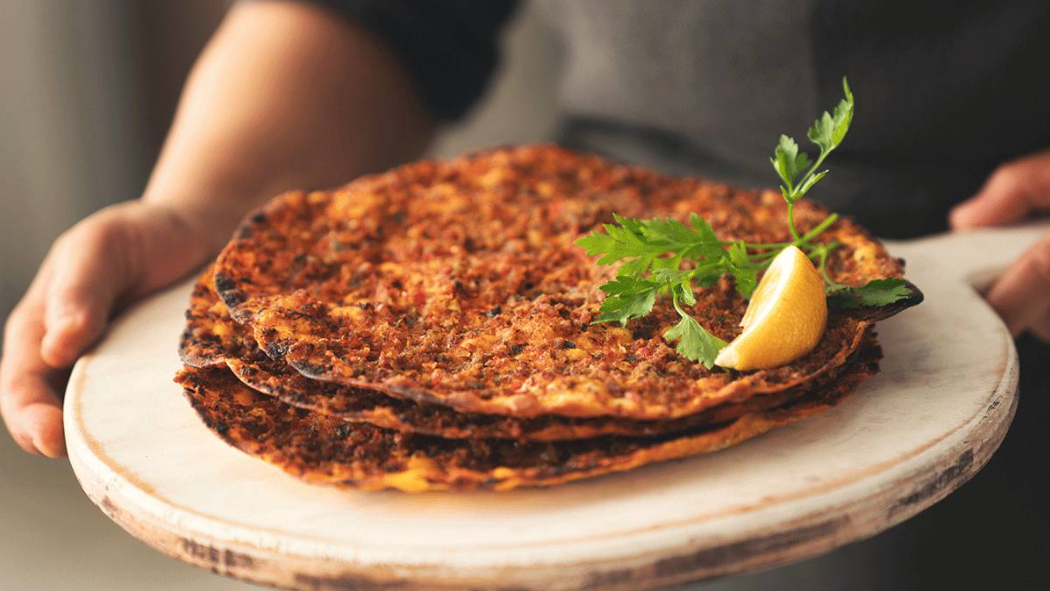 Fethiye'deki bir restoranda lahmacun fiyatının bin 450 TL olması tartışmaları