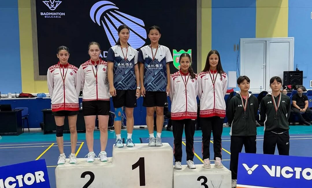 Osmangazi Belediyespor Kulübü’nün başarılı badminton sporcuları Elifnur Demir ve Zeynep