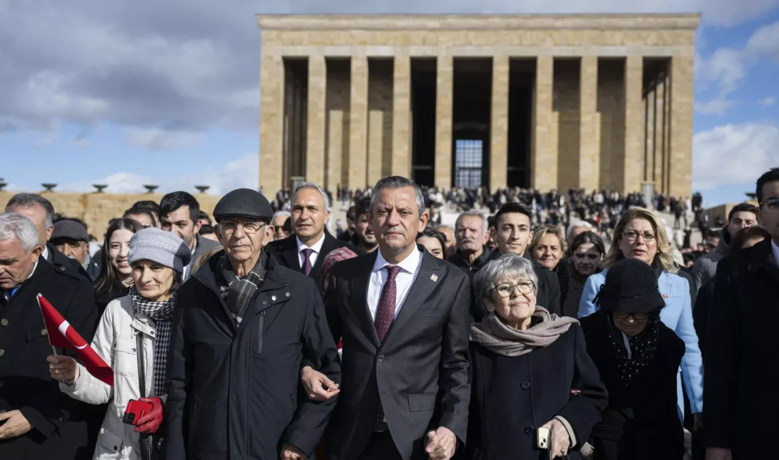 Ankara Güvenpark'taki büyük miting sonrası CHP Lideri Özgür Özel, yurttaşlarla