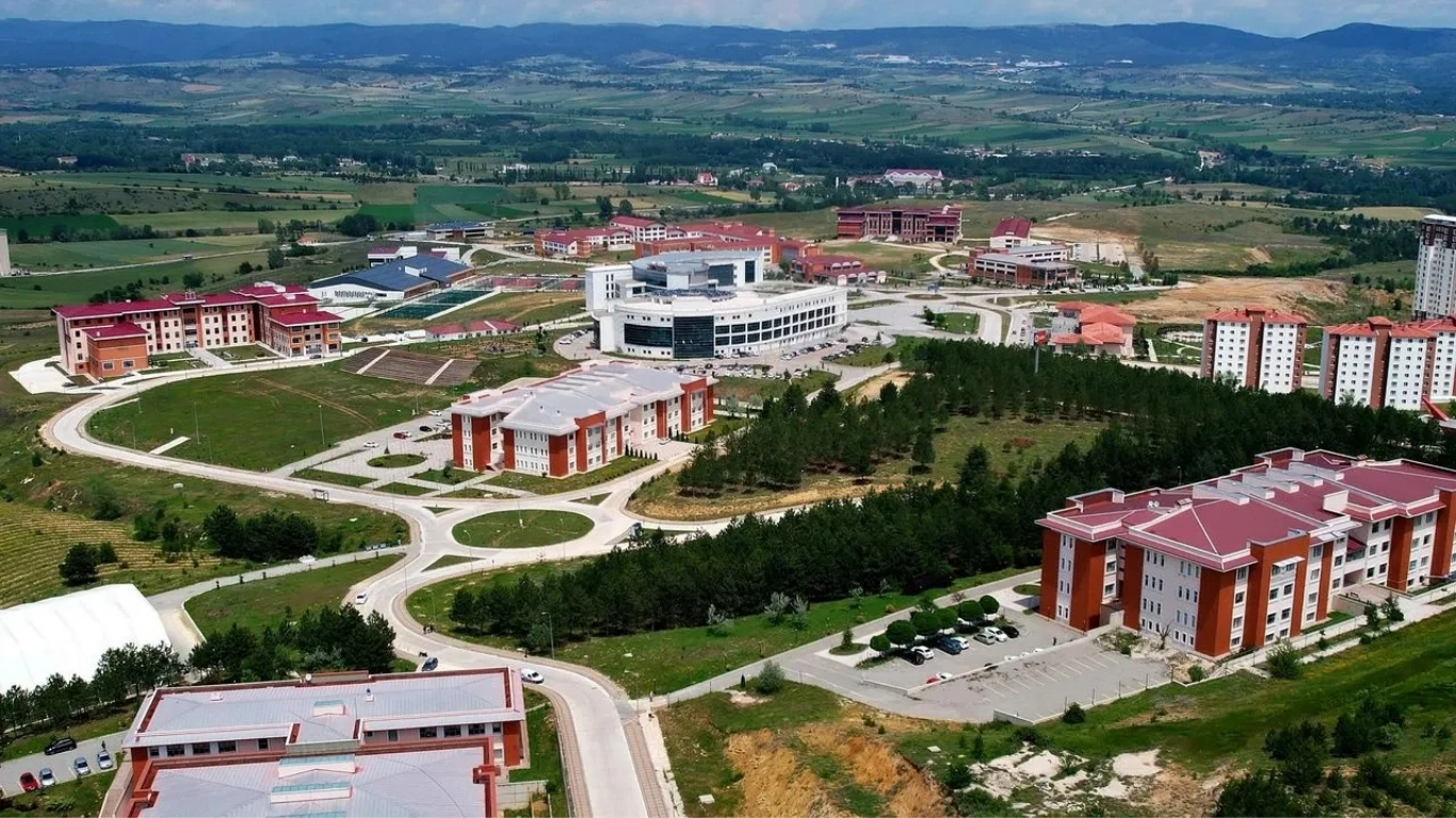 Kastamonu’da üniversite öğrencisinin yarı çıplak halde pencereden atlayarak yaralanmasıyla ilgili