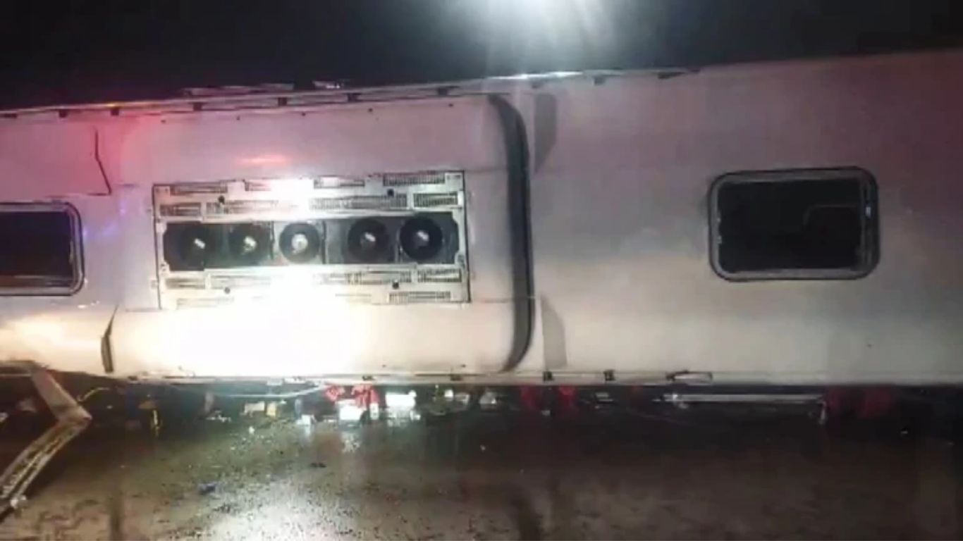 Balıkesir Bandırma’da gece saatlerinde meydana gelen otobüs kazasında 3 kişi
