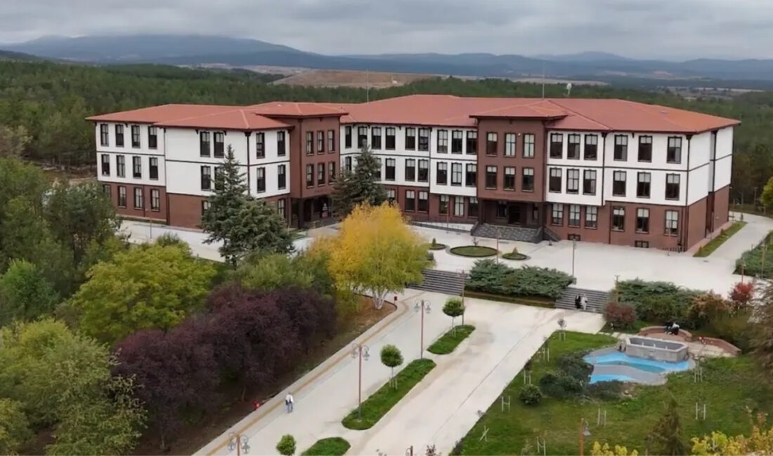 Kastamonu’da erkek üniversite öğrencisinin yarı çıplak halde camdan atlayarak yaralanmasıyla
