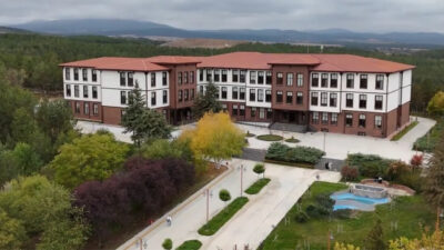Kastamonu’da erkek üniversite öğrencisinin yarı çıplak halde camdan atlayarak yaralanmasıyla