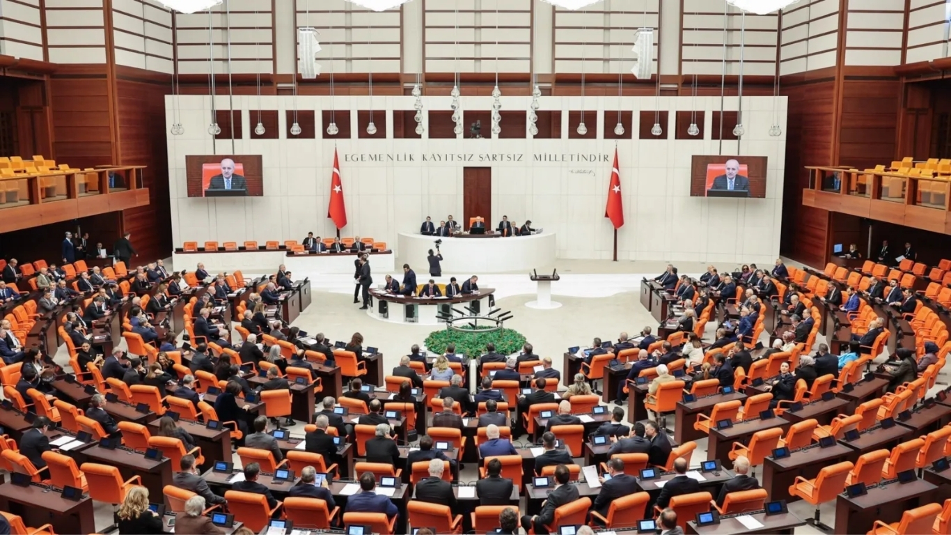 Son dakika haberi... TBMM'deki stajyerlere taciz davasında ara karar verildi.