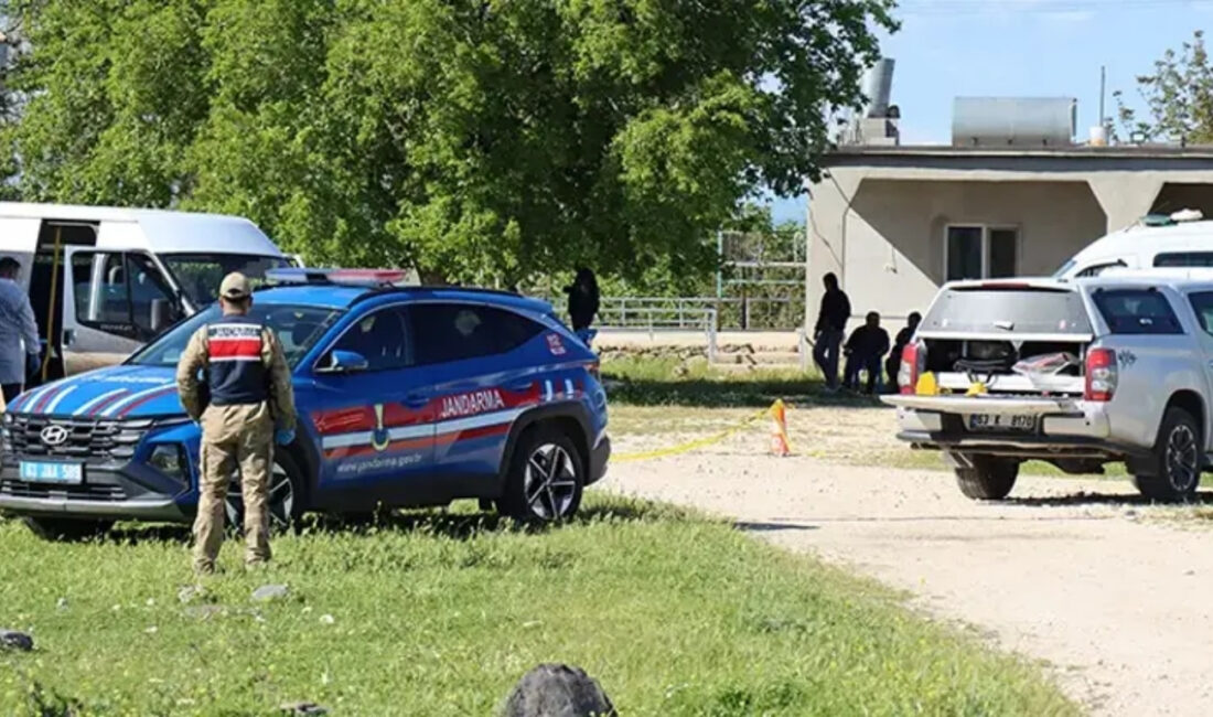 Şanlıurfa’nın Hilvan ilçesinde bir minibüse düzenlenen silahlı saldırı kanlı bitti.