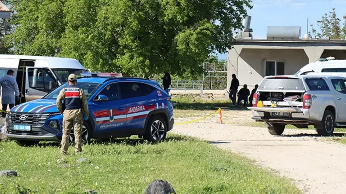 Şanlıurfa’nın Hilvan ilçesinde bir minibüse düzenlenen silahlı saldırı kanlı bitti.