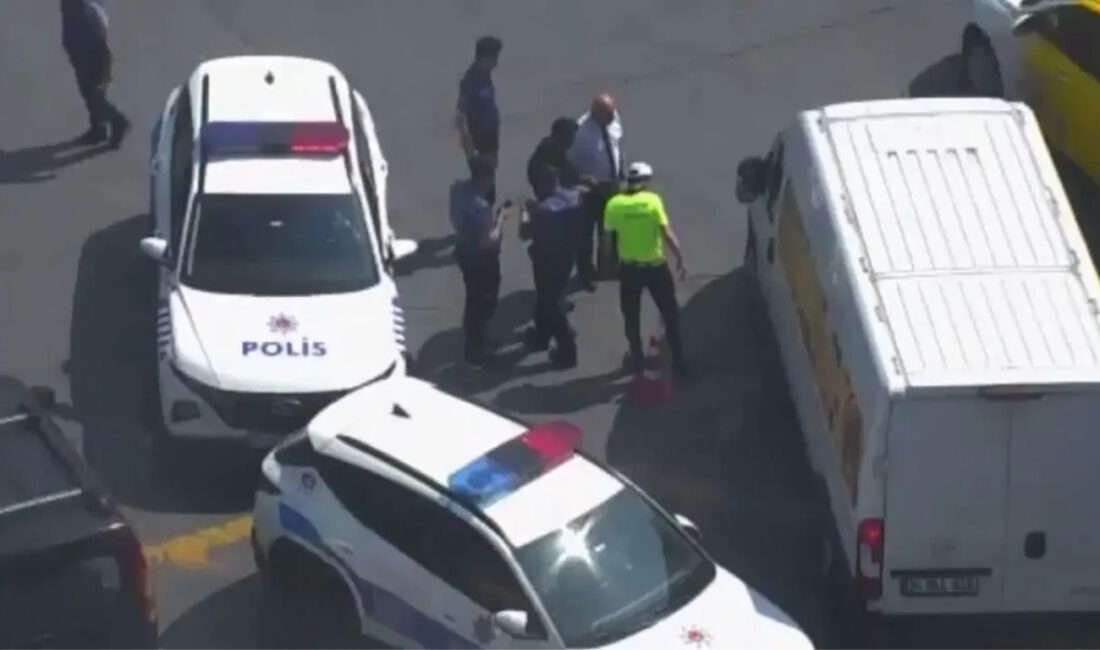 İstanbul Beşiktaş’ta görev başında trafik akışını yönlendiren polis memuru, kapalı