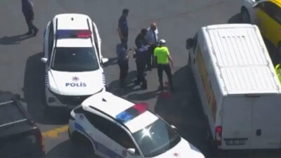 İstanbul Beşiktaş’ta görev başında trafik akışını yönlendiren polis memuru, kapalı