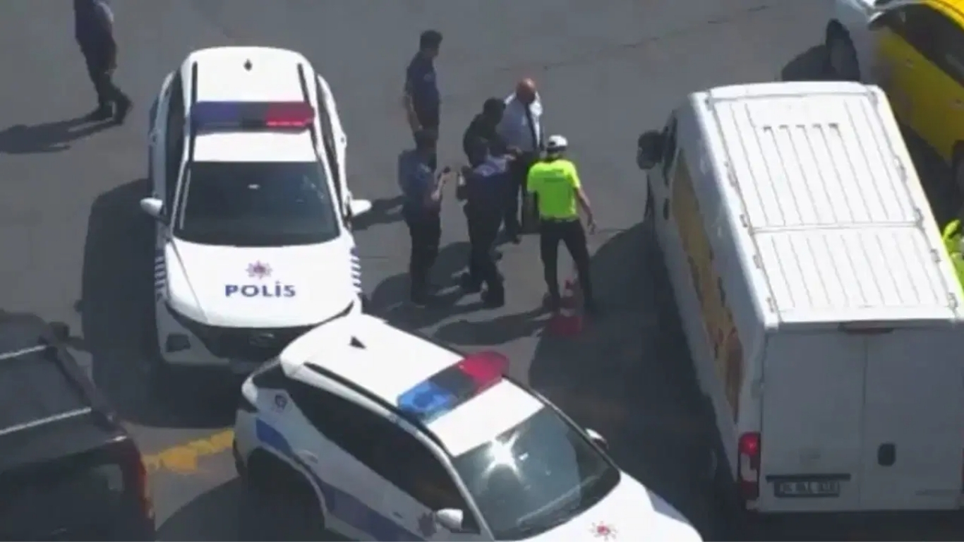 İstanbul Beşiktaş’ta görev başında trafik akışını yönlendiren polis memuru, kapalı