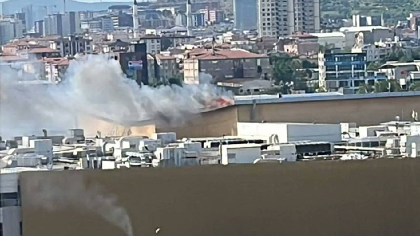 Son dakika haberi… İstanbul Pendik'te bulunan Neomarin AVM'de yangın çıktı.