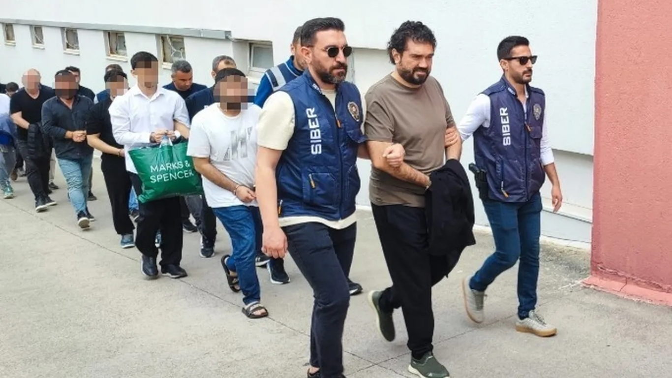 Adana merkezli siber dolandırıcılık operasyonunda ele geçirilen bir cep telefonunun