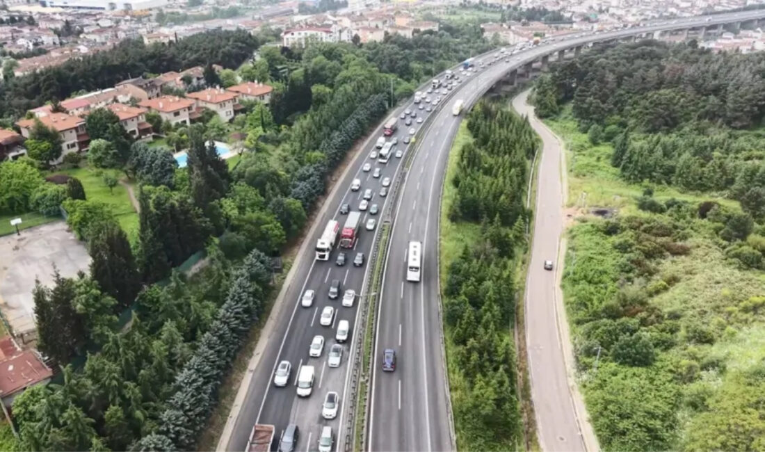Kurban Bayramı tatilinin ilk gününde İstanbul yönüne giden araç yoğunluğu