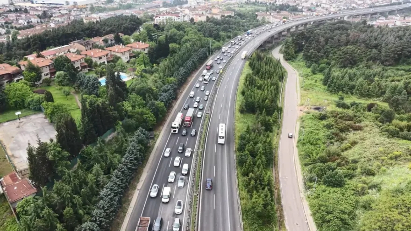 Kurban Bayramı tatilinin ilk gününde İstanbul yönüne giden araç yoğunluğu