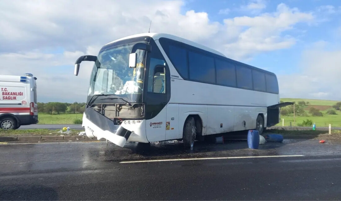 Aksaray’da Kapadokya turuna giden yolcuları taşıyan otobüs, yağmur nedeniyle kayganlaşan