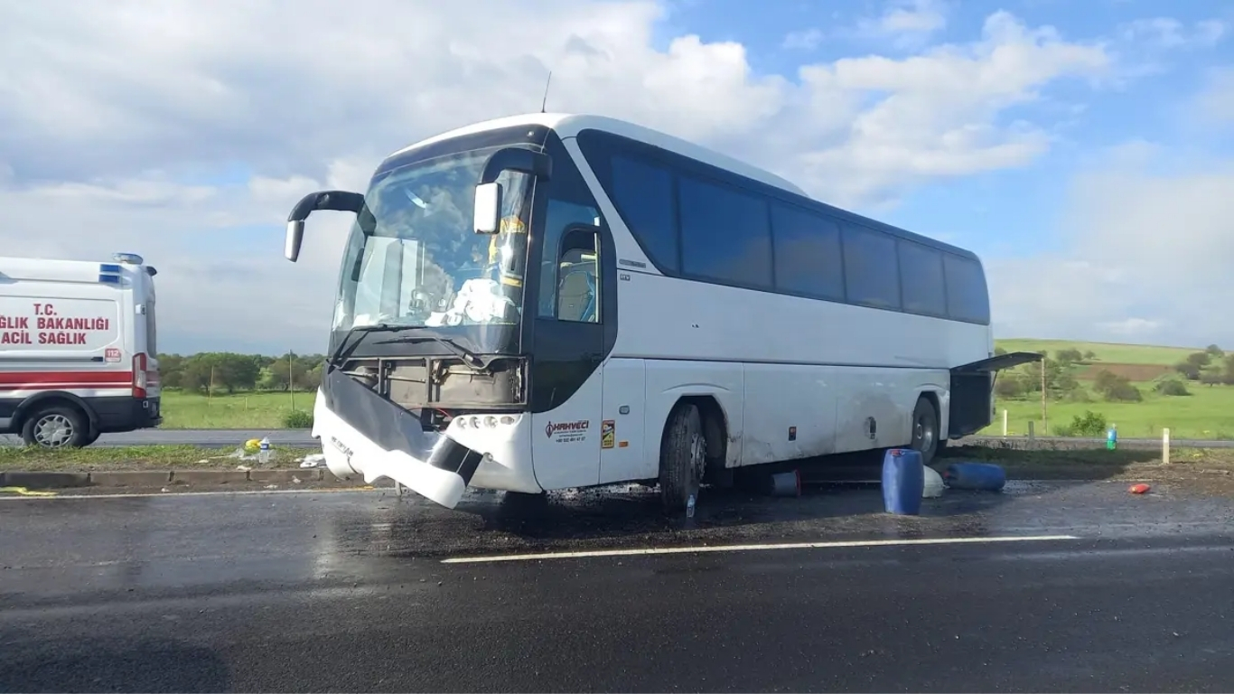 Aksaray’da Kapadokya turuna giden yolcuları taşıyan otobüs, yağmur nedeniyle kayganlaşan