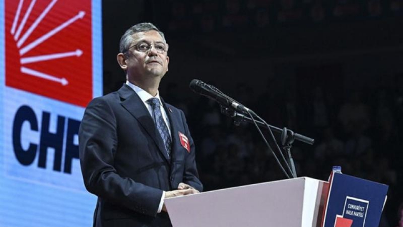 CHP Genel Başkanı Özgür Özel, yaptığı açıklamalarda iktidara ve parti