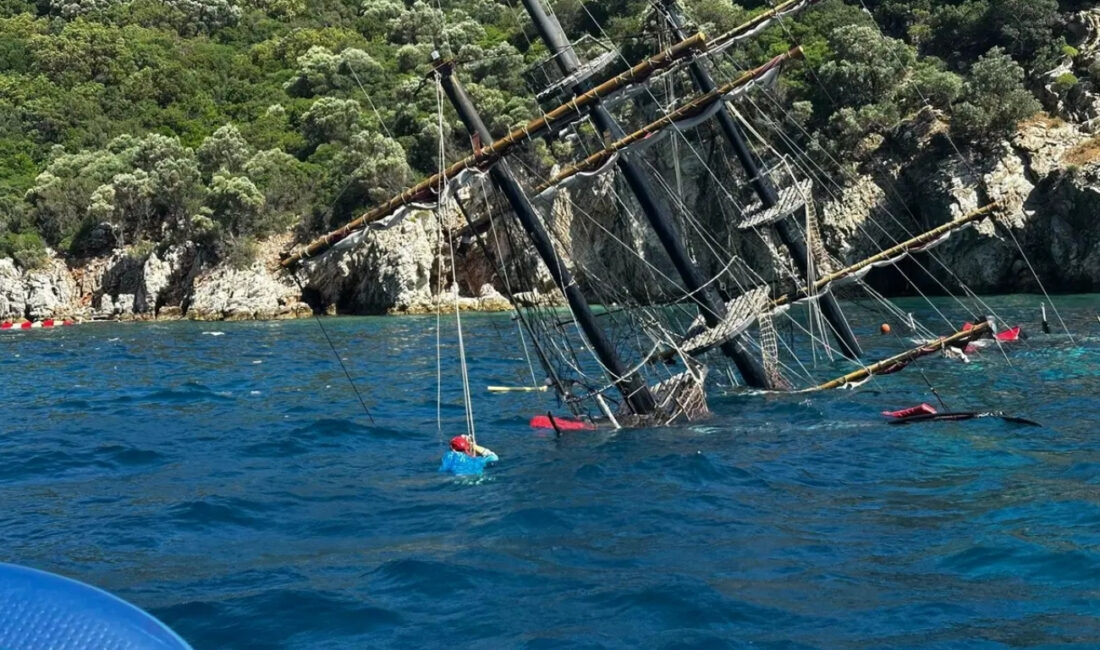 Muğla’nın Marmaris ilçesi açıklarında tur teknesi henüz bilinmeyen bir nedenle