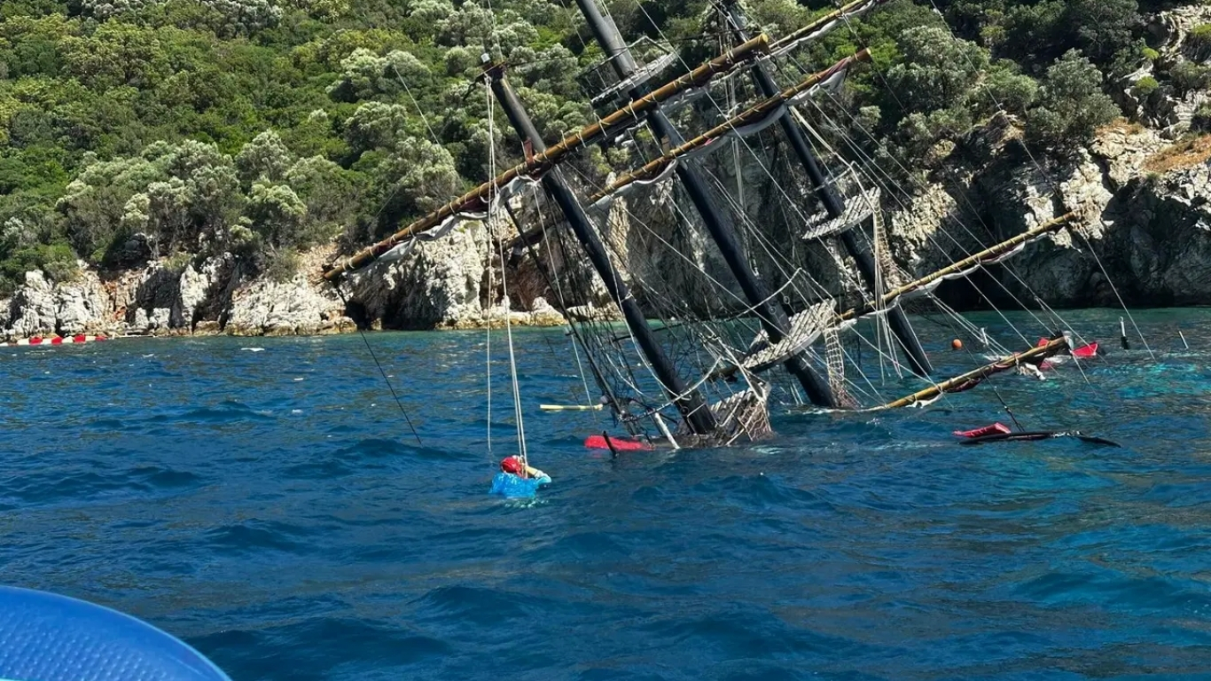 Muğla’nın Marmaris ilçesi açıklarında tur teknesi henüz bilinmeyen bir nedenle