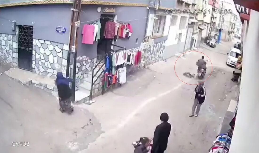 Gaziantep’te ailesiyle sokakta yürüyen 4 yaşındaki bir çocuk, hızla gelen