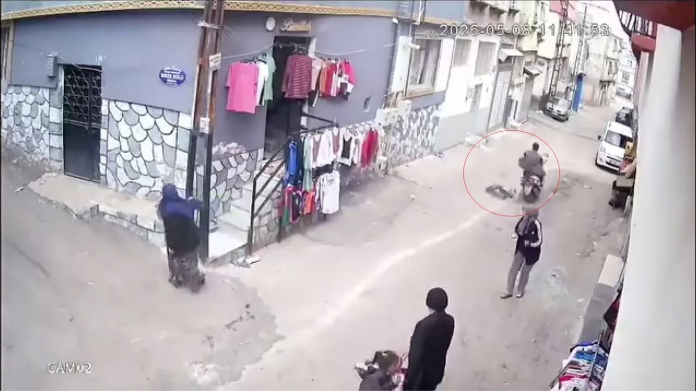 Gaziantep’te ailesiyle sokakta yürüyen 4 yaşındaki bir çocuk, hızla gelen