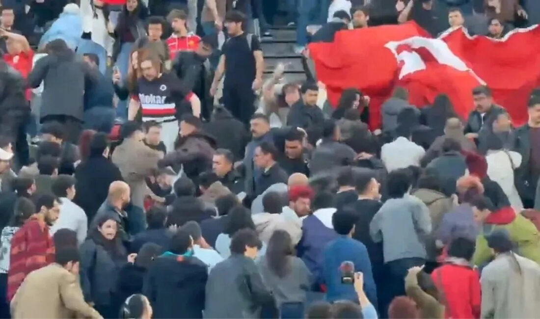 ODTÜ’de Bahar Şenliği kapsamında düzenlenen konserde Türk bayrağı açan öğrencilere