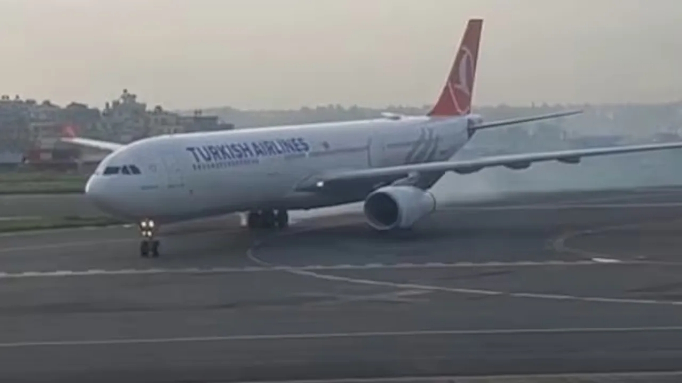 İstanbul-Katmandu seferini yapan Türk Hava Yolları uçağında iniş sonrası panik