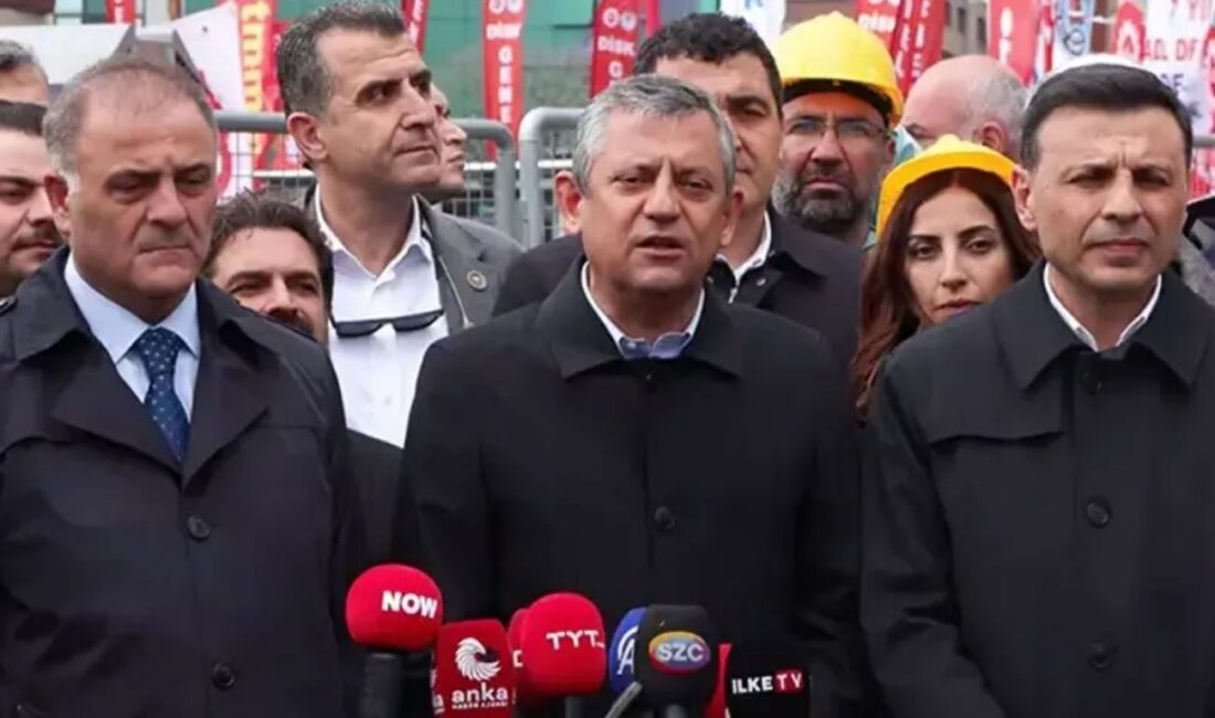 CHP Genel Başkanı Özgür Özel, Kadıköy’de 1 Mayıs kutlamalarına katılarak