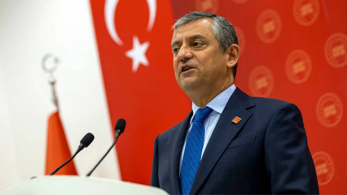 CHP lideri Özgür Özel, grup toplantısında iktidarı sert sözlerle eleştirdi.
