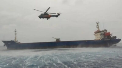 Ege Denizi’nde Andros Adası açıklarında kayalıklara çarpan kargo gemisi kısa